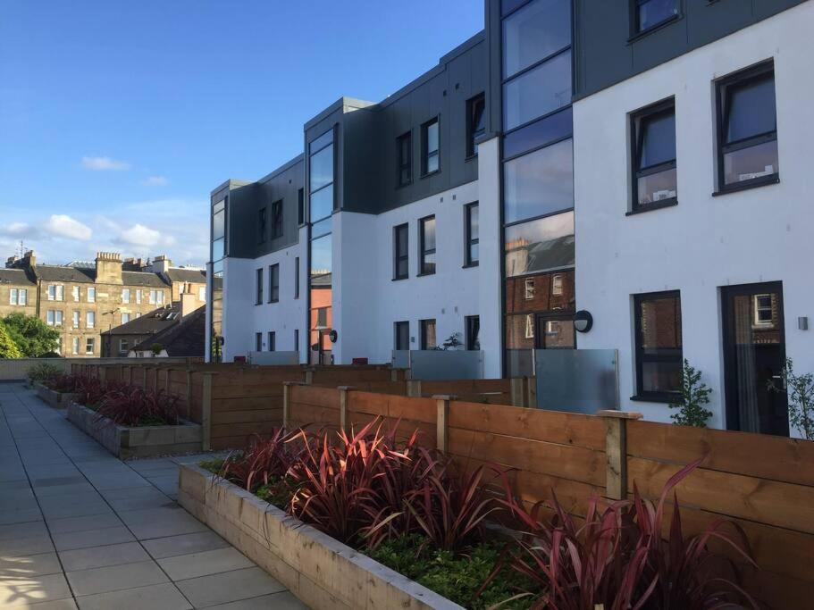 Modern Apartment With Private Terrace Edinburgh Exterior photo